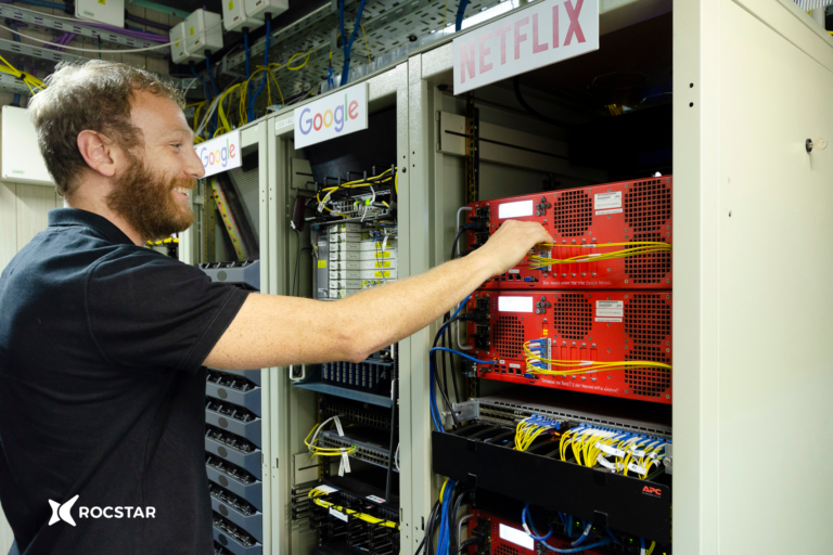 Nuestros operadores-clientes pueden ahorrar tráfico porque nosotros instalamos nuestra CDN en los nodos de ellos, a diferencia de otras plataformas